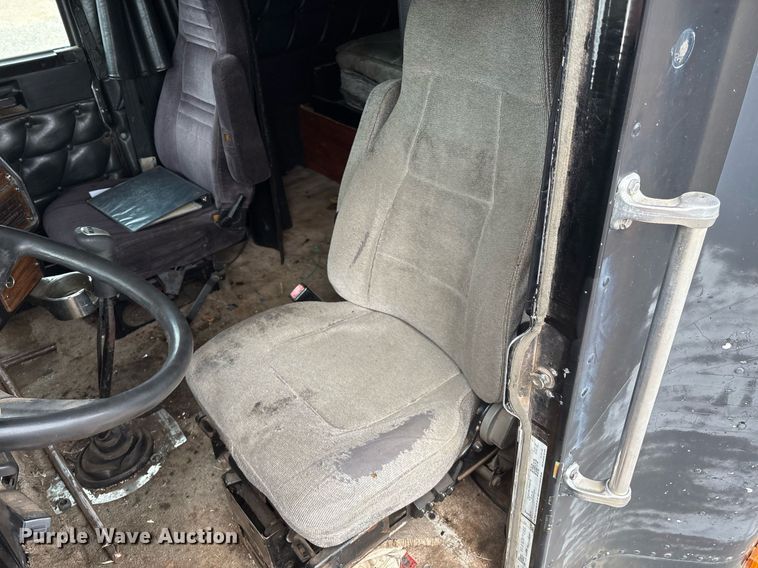 image for item DX7992 1994 Freightliner FLD semi truck