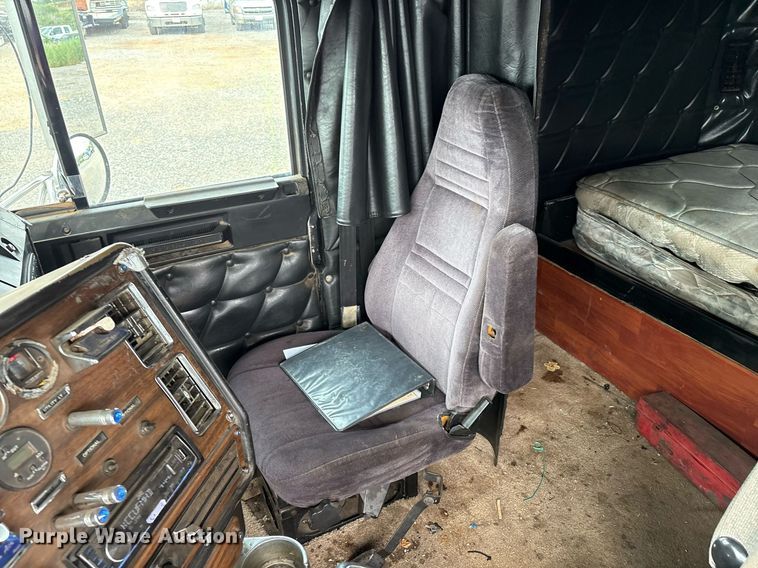 image for item DX7992 1994 Freightliner FLD semi truck