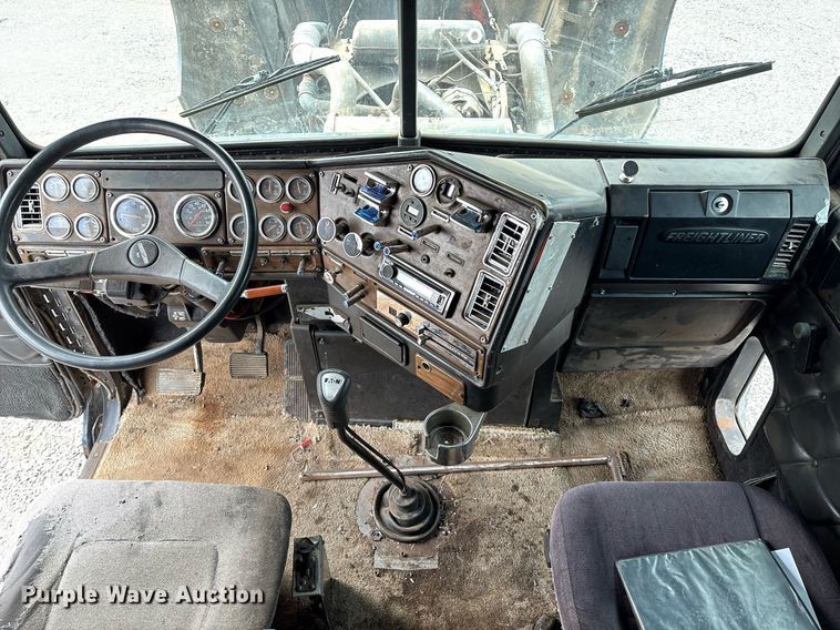 image for item DX7992 1994 Freightliner FLD semi truck