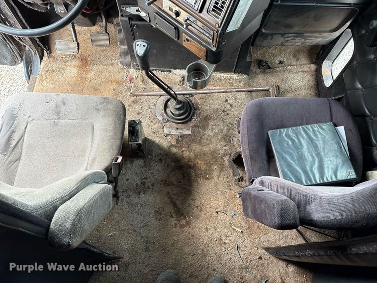 image for item DX7992 1994 Freightliner FLD semi truck