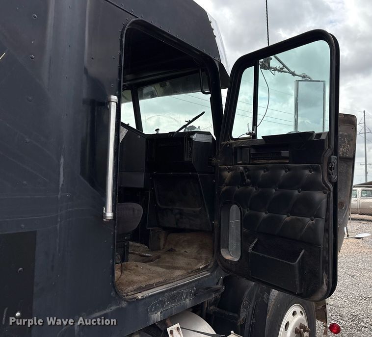 image for item DX7992 1994 Freightliner FLD semi truck