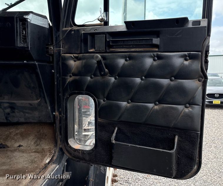 image for item DX7992 1994 Freightliner FLD semi truck