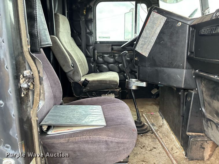 image for item DX7992 1994 Freightliner FLD semi truck