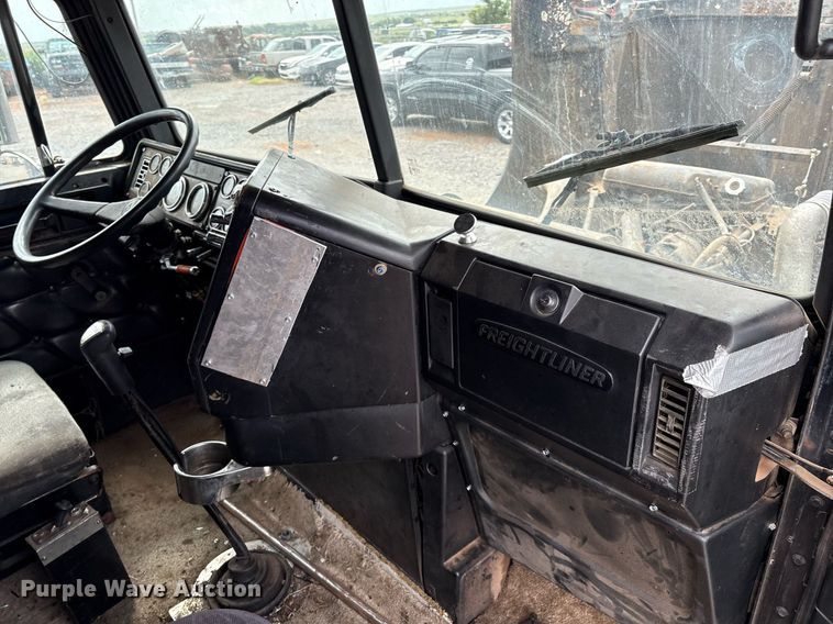 image for item DX7992 1994 Freightliner FLD semi truck