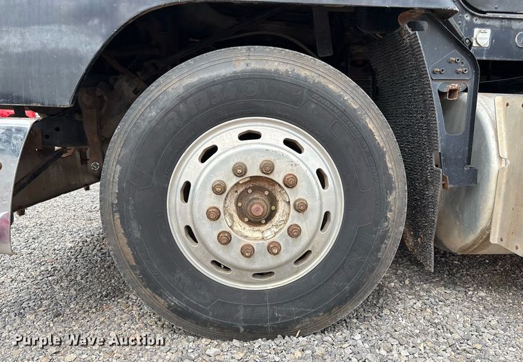 image for item DX7992 1994 Freightliner FLD semi truck