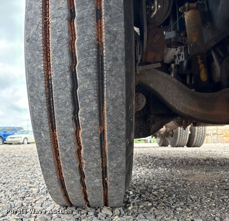 image for item DX7992 1994 Freightliner FLD semi truck