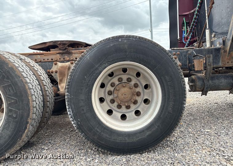 image for item DX7992 1994 Freightliner FLD semi truck