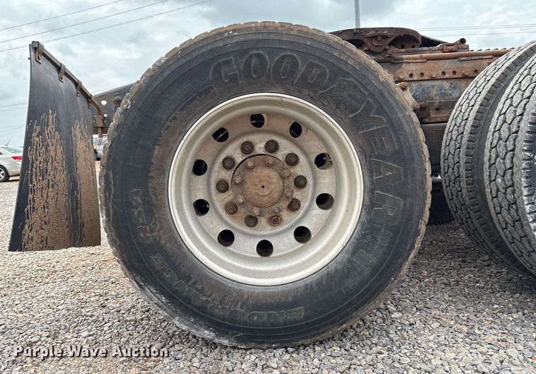 image for item DX7992 1994 Freightliner FLD semi truck