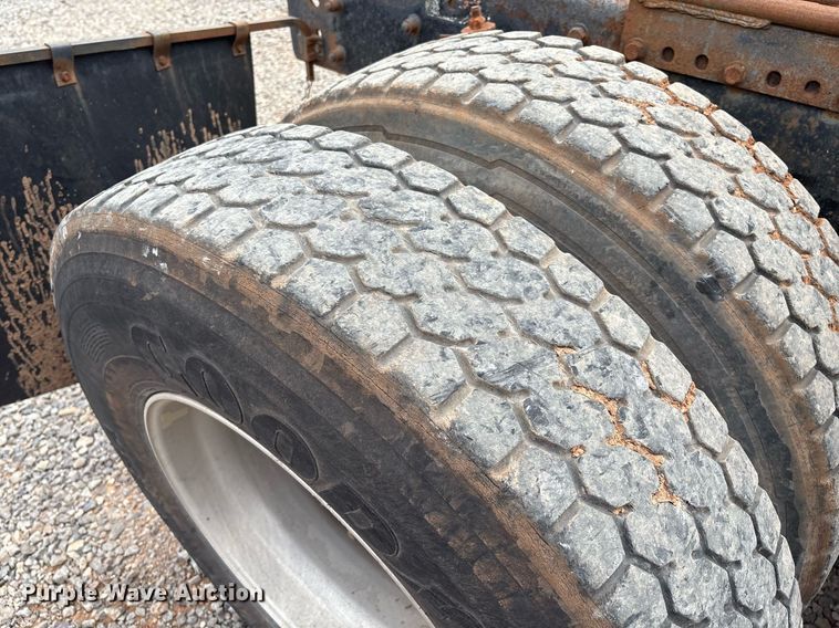 image for item DX7992 1994 Freightliner FLD semi truck