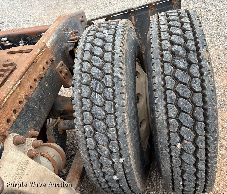 image for item DX7992 1994 Freightliner FLD semi truck