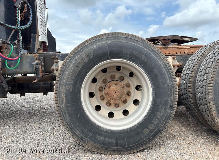 image for item DX7992 1994 Freightliner FLD semi truck