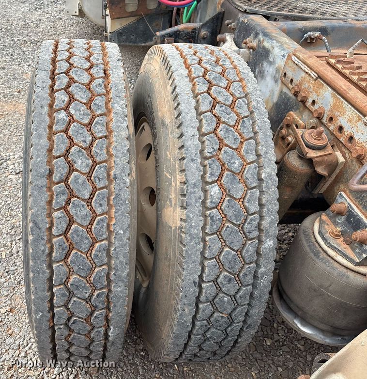 image for item DX7992 1994 Freightliner FLD semi truck