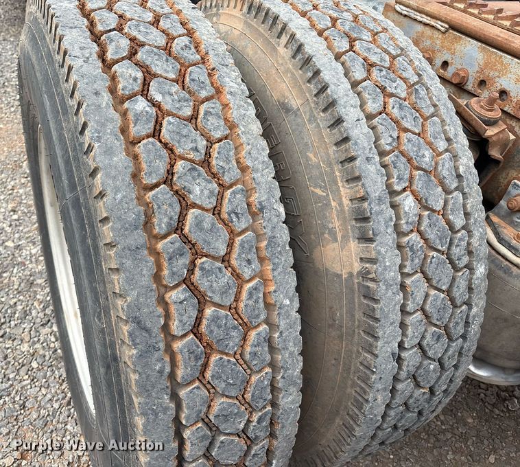 image for item DX7992 1994 Freightliner FLD semi truck