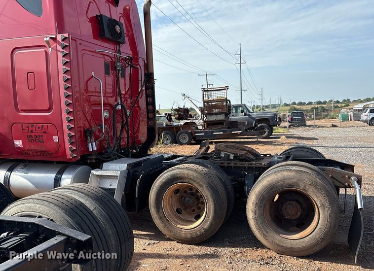 image for item DX7993 2009 Freightliner Cascadia semi truck