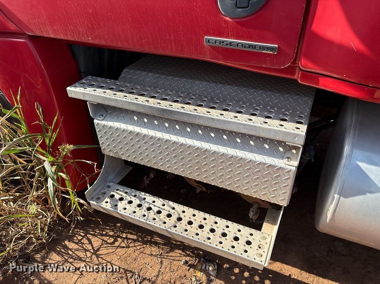 image for item DX7993 2009 Freightliner Cascadia semi truck