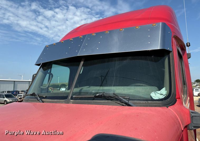 image for item DX7993 2009 Freightliner Cascadia semi truck