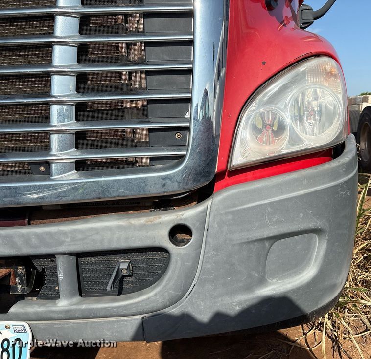 image for item DX7993 2009 Freightliner Cascadia semi truck