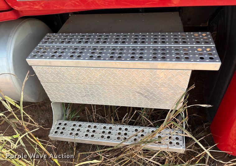 image for item DX7993 2009 Freightliner Cascadia semi truck