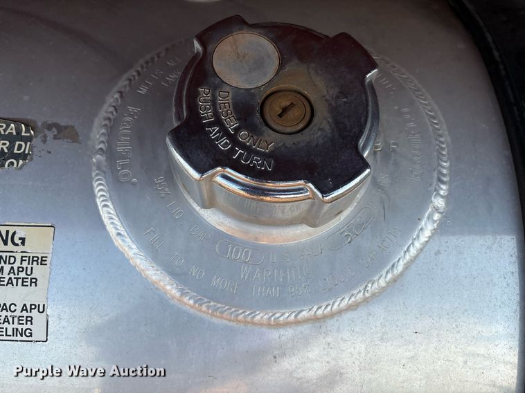 image for item DX7993 2009 Freightliner Cascadia semi truck