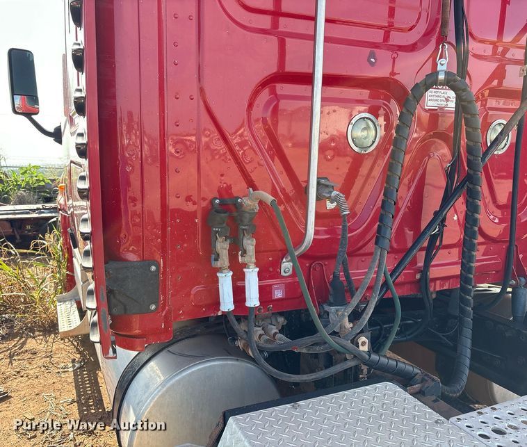 image for item DX7993 2009 Freightliner Cascadia semi truck