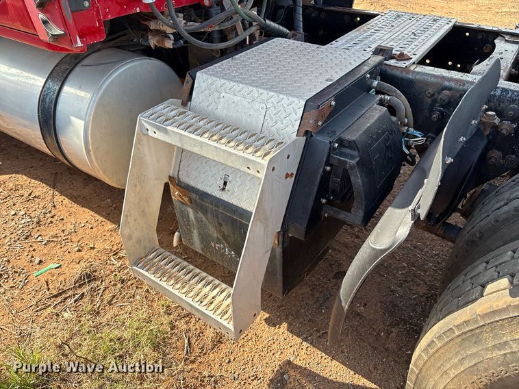 image for item DX7993 2009 Freightliner Cascadia semi truck