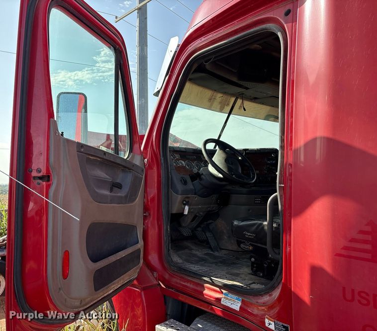 image for item DX7993 2009 Freightliner Cascadia semi truck