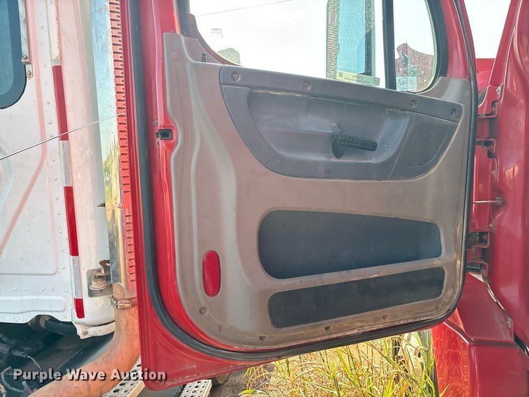 image for item DX7993 2009 Freightliner Cascadia semi truck