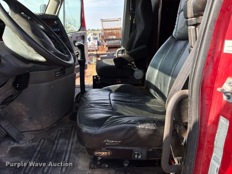 image for item DX7993 2009 Freightliner Cascadia semi truck