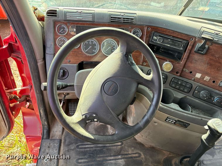 image for item DX7993 2009 Freightliner Cascadia semi truck