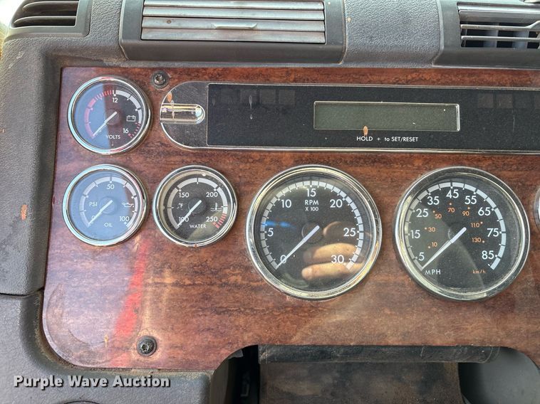 image for item DX7993 2009 Freightliner Cascadia semi truck