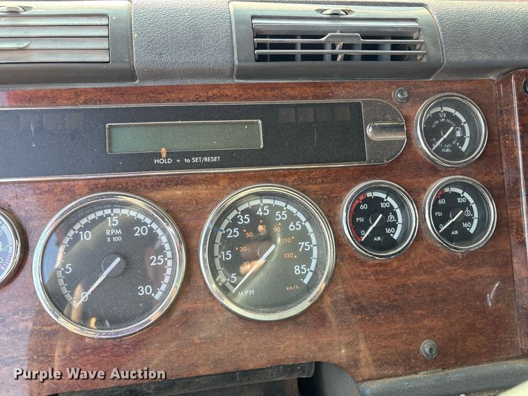 image for item DX7993 2009 Freightliner Cascadia semi truck