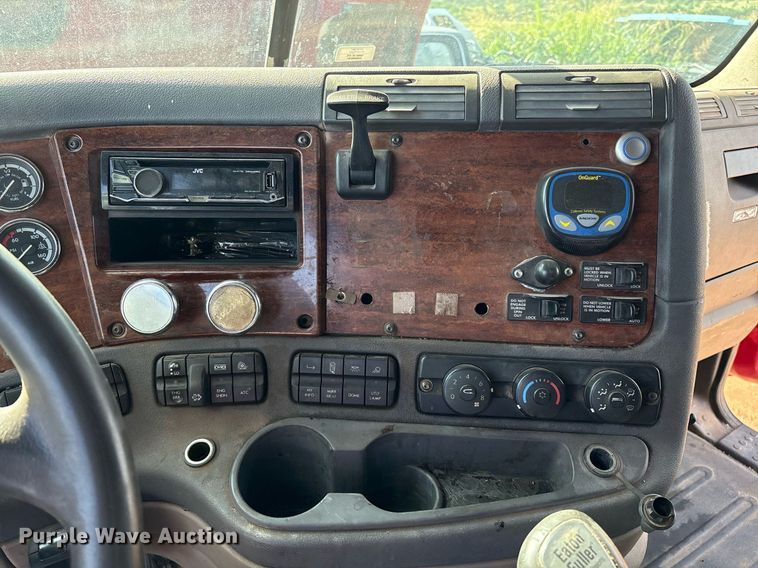 image for item DX7993 2009 Freightliner Cascadia semi truck