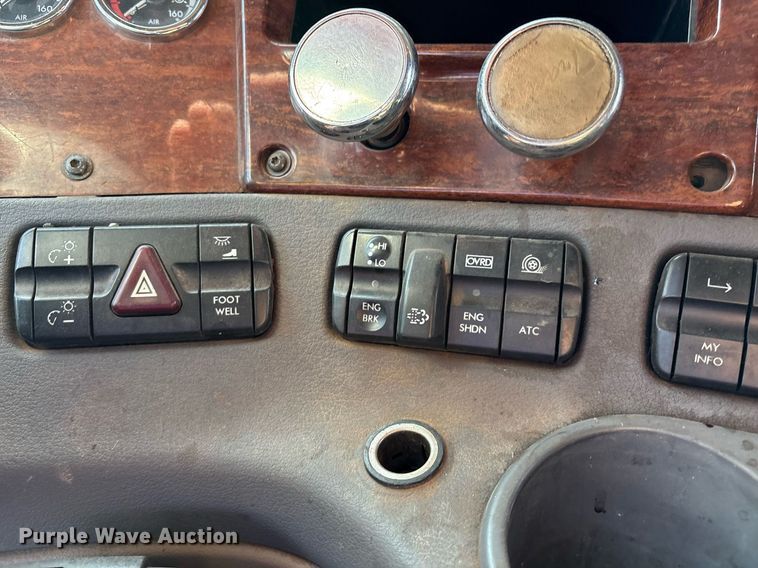 image for item DX7993 2009 Freightliner Cascadia semi truck