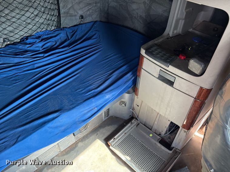 image for item DX7993 2009 Freightliner Cascadia semi truck