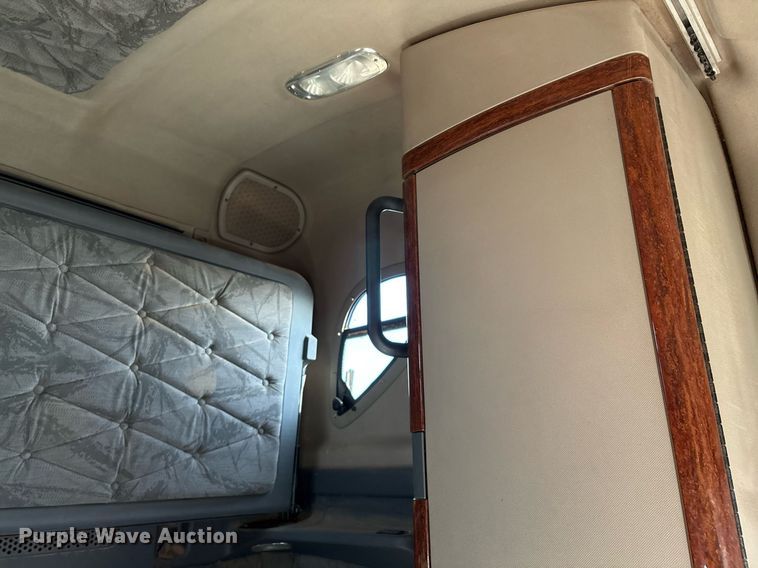 image for item DX7993 2009 Freightliner Cascadia semi truck