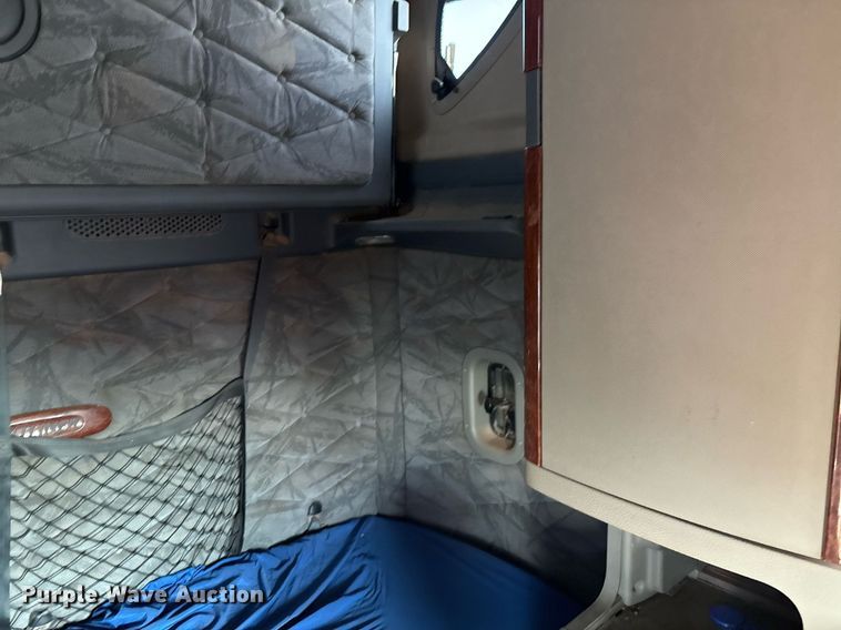 image for item DX7993 2009 Freightliner Cascadia semi truck