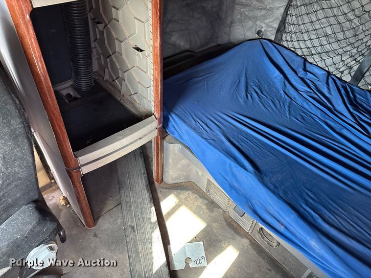 image for item DX7993 2009 Freightliner Cascadia semi truck