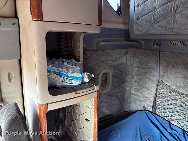 image for item DX7993 2009 Freightliner Cascadia semi truck