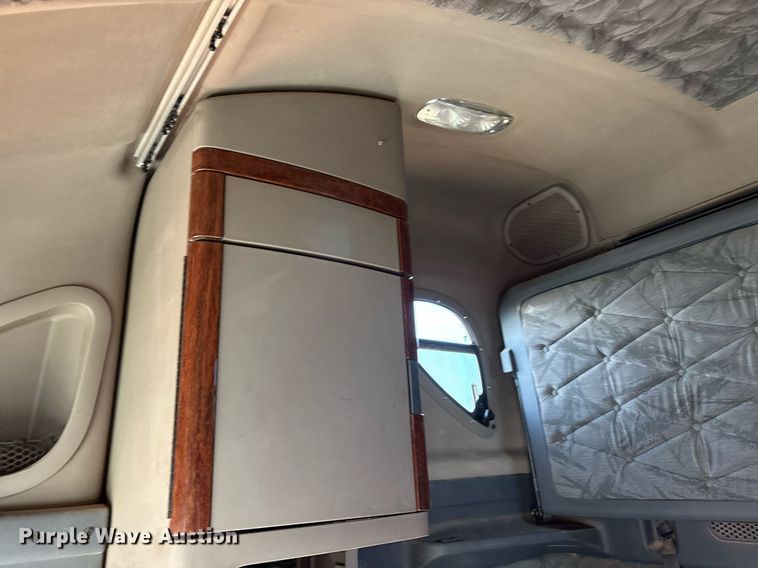 image for item DX7993 2009 Freightliner Cascadia semi truck