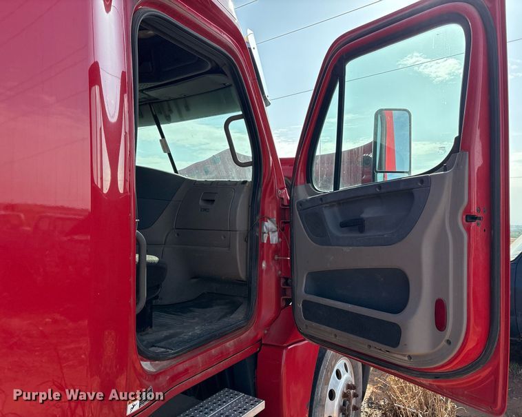 image for item DX7993 2009 Freightliner Cascadia semi truck