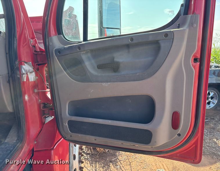 image for item DX7993 2009 Freightliner Cascadia semi truck