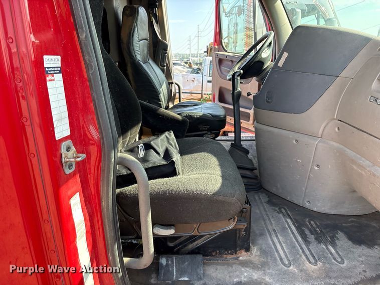 image for item DX7993 2009 Freightliner Cascadia semi truck