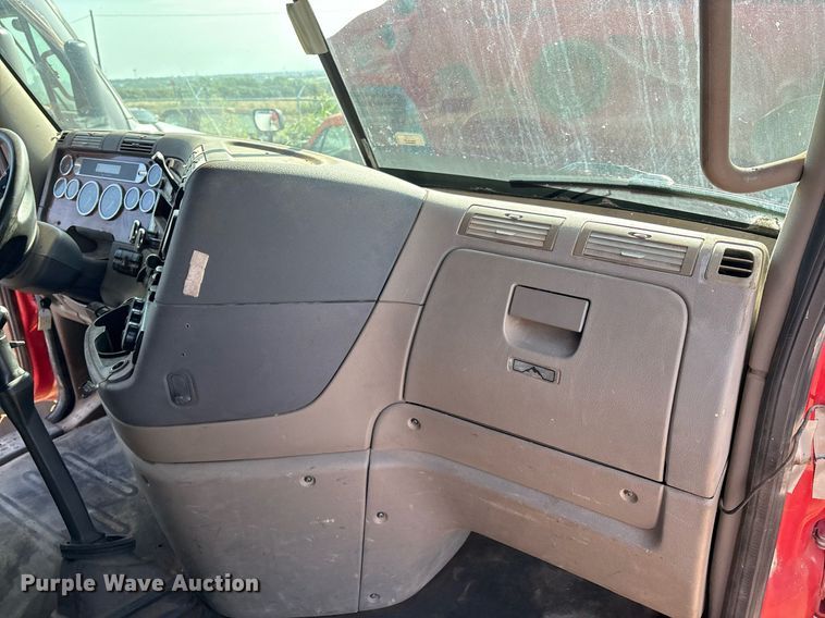 image for item DX7993 2009 Freightliner Cascadia semi truck