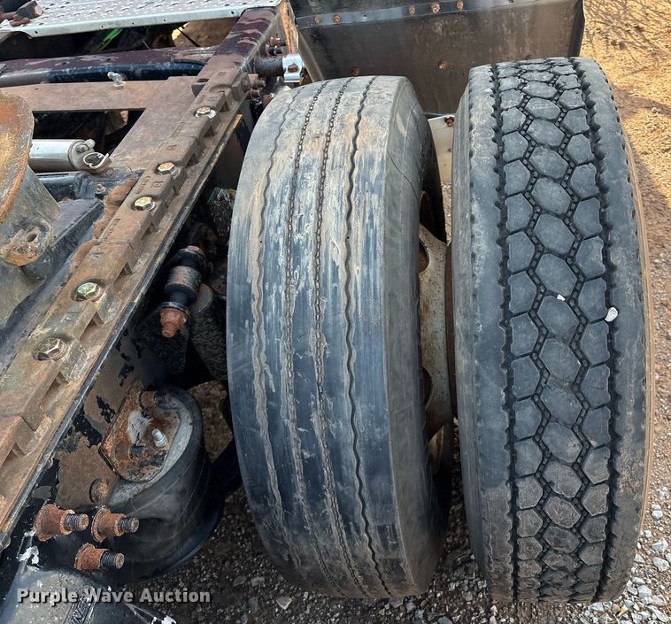 image for item DX7993 2009 Freightliner Cascadia semi truck