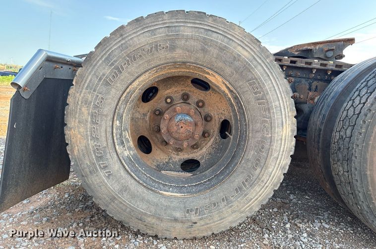 image for item DX7993 2009 Freightliner Cascadia semi truck