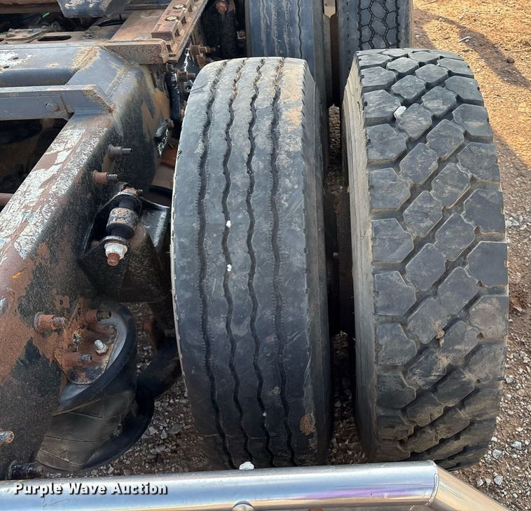 image for item DX7993 2009 Freightliner Cascadia semi truck