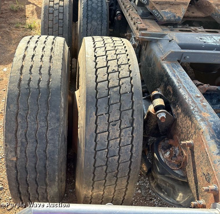 image for item DX7993 2009 Freightliner Cascadia semi truck