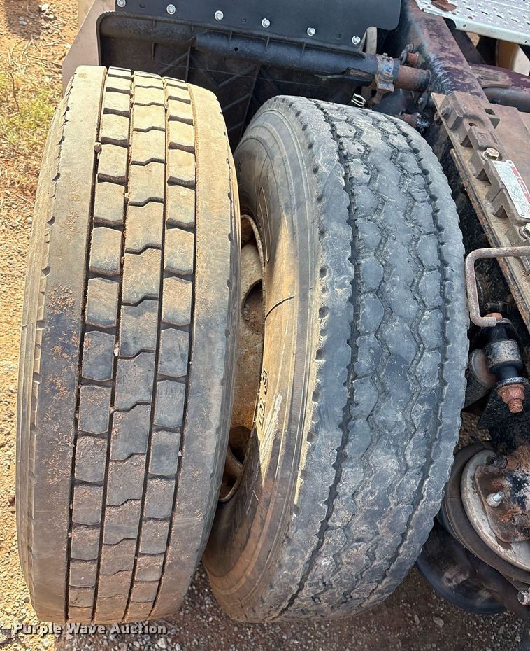 image for item DX7993 2009 Freightliner Cascadia semi truck