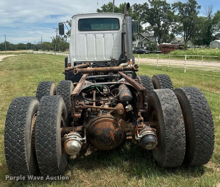 image for item DY0241 1994 Ford L9000 truck cab and chassis