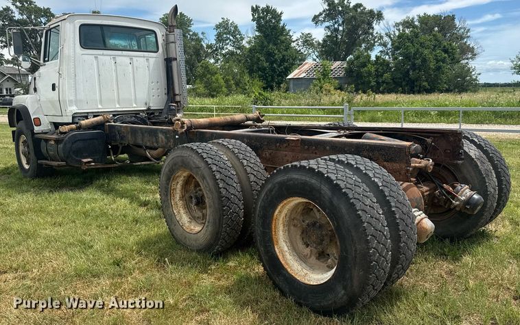 image for item DY0241 1994 Ford L9000 truck cab and chassis